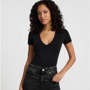 Sincerely Jules black v neck t